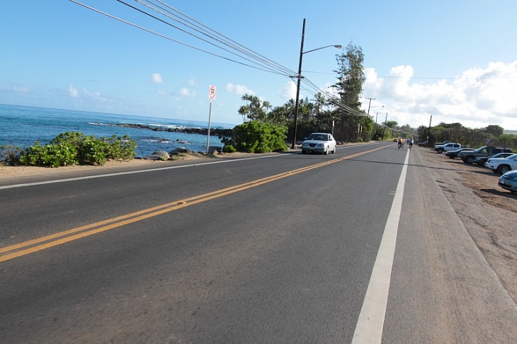 真っ直ぐのびるコースの道路　左手にずっと海が見える