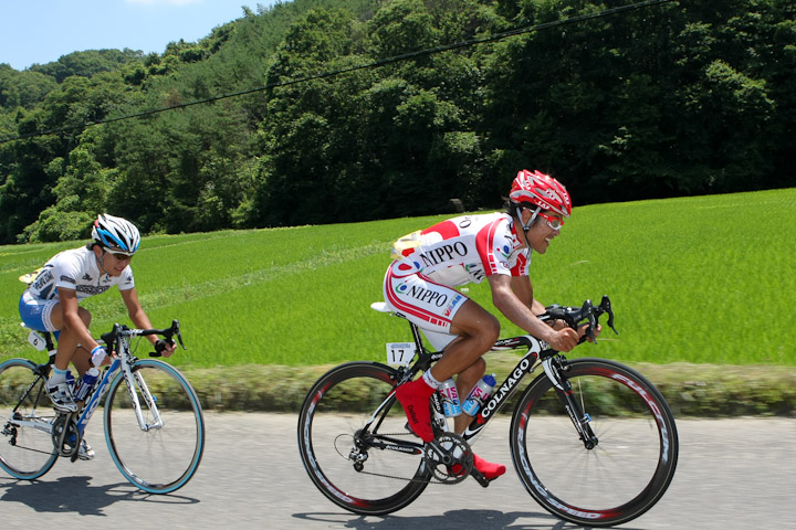 全日本チャンピオンジャージの宮澤崇史（TEAM NIPPO）、終盤の逃げで平塚吉光（シマノレーシング）とともに