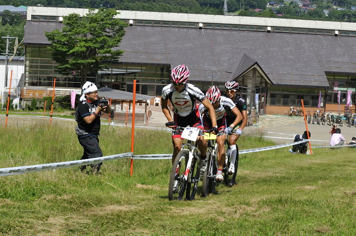 一周目に抜け出る山本幸平・平野・武井の3人