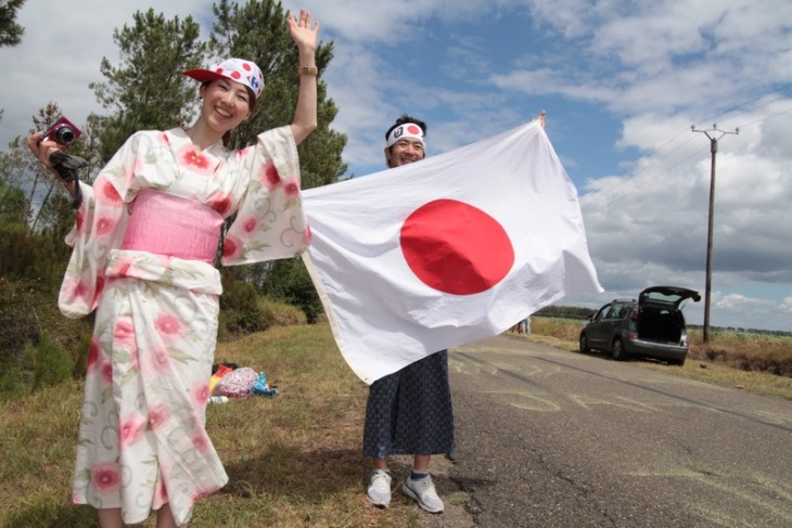 プロトンからもこの日の丸はばっちり見えたことでしょう