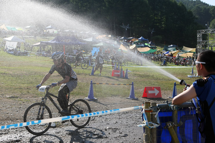 この日の暑さには水が気持ちイイ