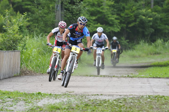 序盤は小野寺健（SUBARU/TREK MTB Team）が先行する