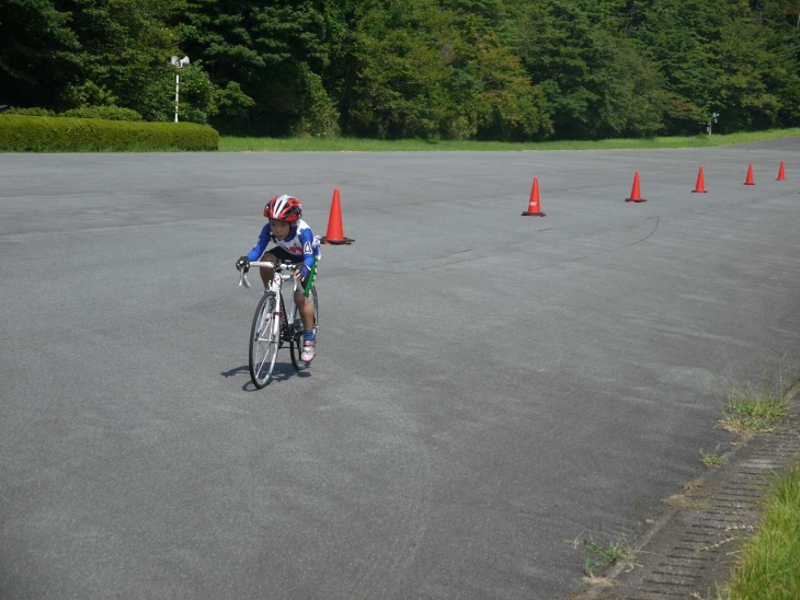 小学1・2 年生の部 男子1 位の田島可惟くん（ 伊豆サイクルスポーツクラブ）の力走