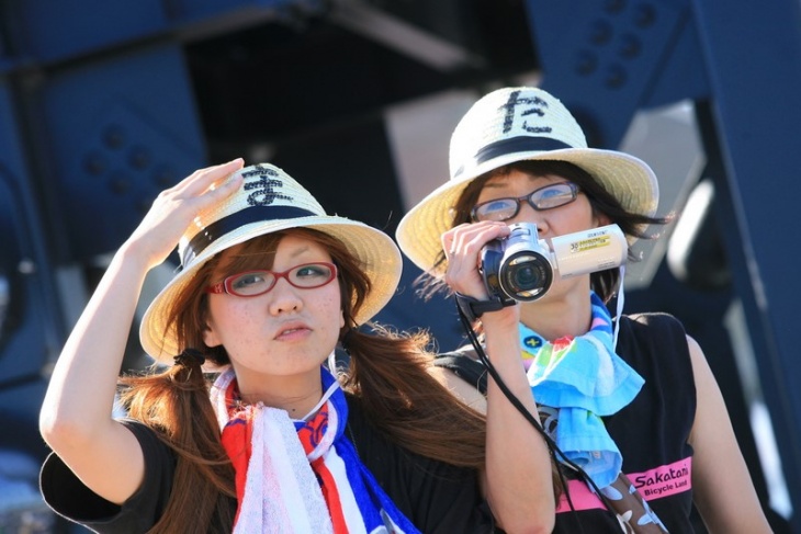 麦わら帽子で仲間を応援。夏のスズカならではのスタイル