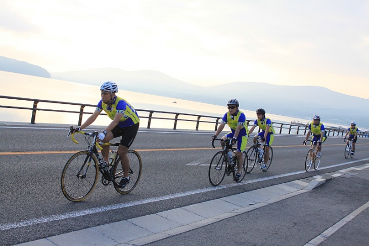 朝もやの爽やかな山中湖畔を走る参加者たち