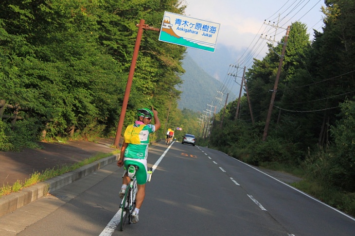 青木が原樹海辺りで編集長に八つ当たりするメタボ会長