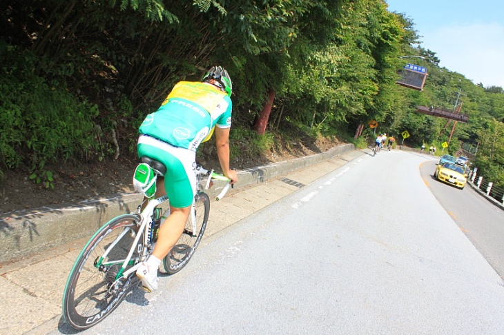 峠頂部まであと1km。ヘロヘロのご様子です。