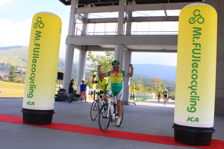 ゴールに飛び込むメタボ会長。生涯初の100km超えだったが、なんとか無事に達成だ。