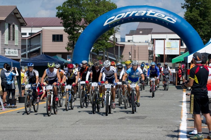 選手達を先頭にエンデューロがスタート