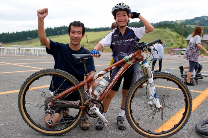 親子リレー高学年の部優勝の川口知昭さん＆幸之助くん。「一応シクロクロスのタイヤも持ってきたんだけど、ちょっとものたりない感じ…」。まだまだ走り足りない様子だ