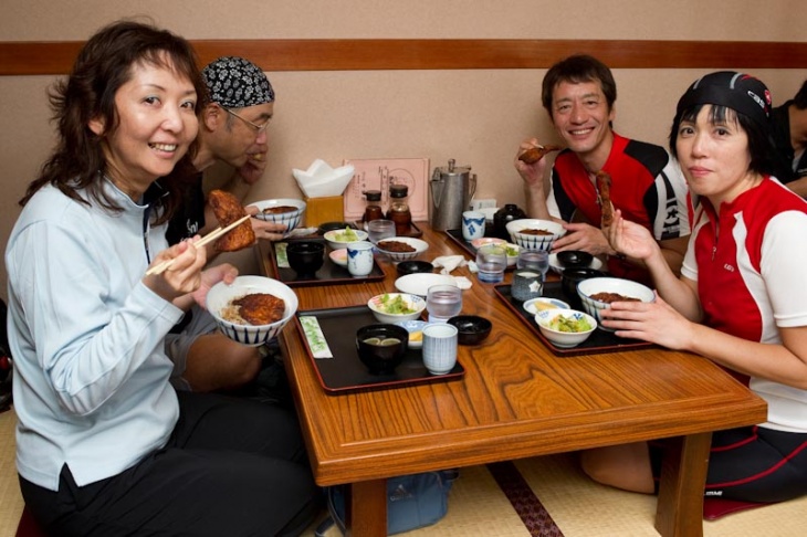 ソースかつ丼を堪能するみなさん