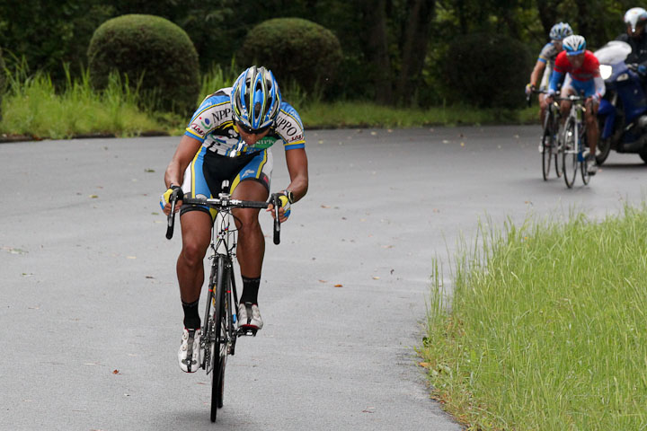 最終周回、佐野淳哉（TEAM NIPPO）がアタックを決めた