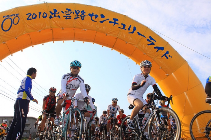 朝7時半、スタートバルーンをくぐっていざ160kmの道のりへ