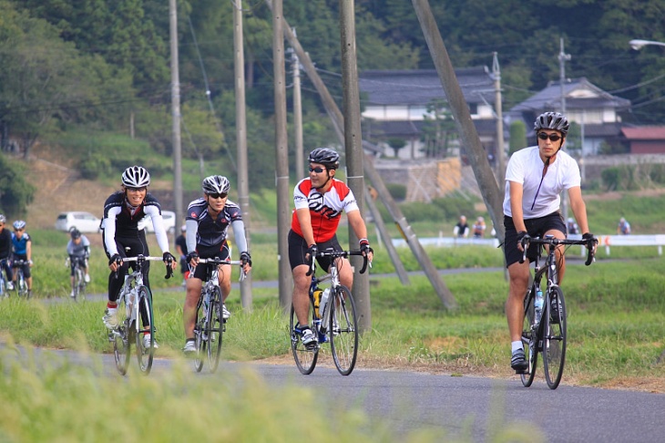 コースは交通量の少ない田舎道を縫うように走る