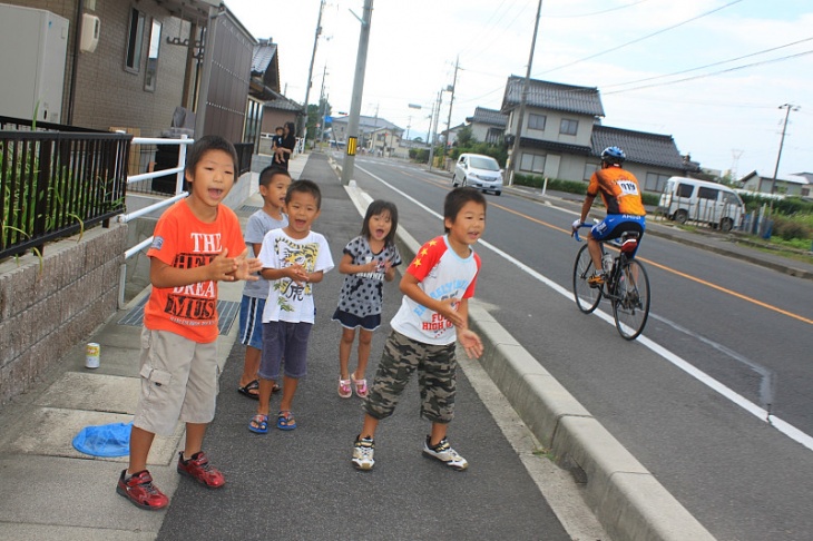 コース沿いで子供たちが声援を送ってくれた