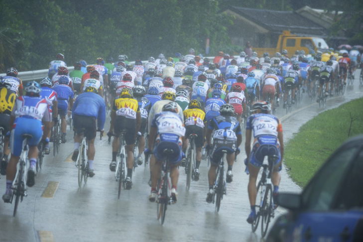 降りしきる雨の中レースが進んでいく