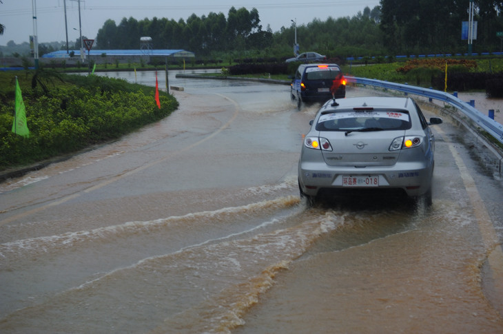 いたるところで出くわす冠水した道路