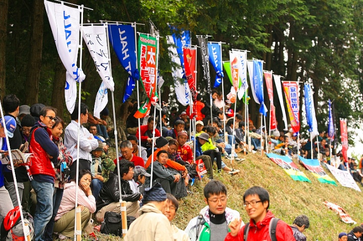 山岳ポイントにはたくさんの応援旗が翻る