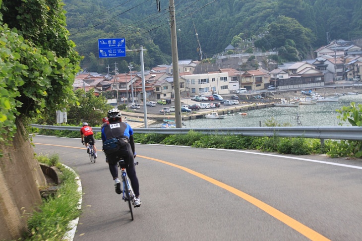 漁村をぬって走る海岸道路