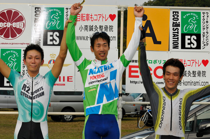 C1表彰　1位永良 大誠（マトリックスパワータグ）2位村岡 俊典（R2 SPORTS CYCLING TEAM）3位松井 正史（シマノ ドリンキング）