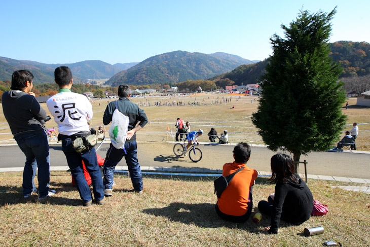 丘の上からはコース全体が見渡せる