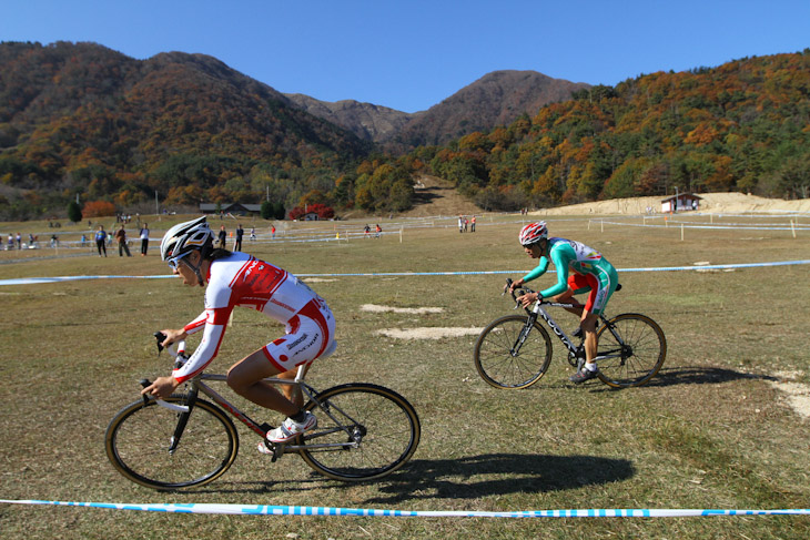 C1 競り合う小坂正則（スワコレーシングチーム）と辻浦圭一（チームブリヂストン・アンカー）