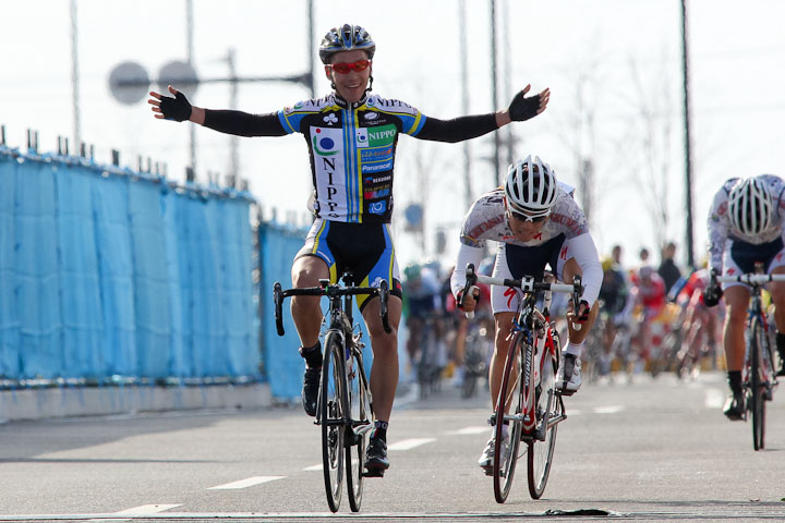 藤岡徹也（TEAM NIPPO）がクムサン2人を相手に優勝。メイン集団は届かず