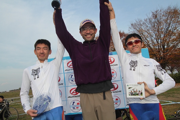 マスターズ優勝の山下永（チーム埼玉県人）。臼杵レーシングの富田道夫と伴肇を下した