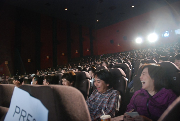 広い映画館内は満席！たくさんの笑顔で満ちた