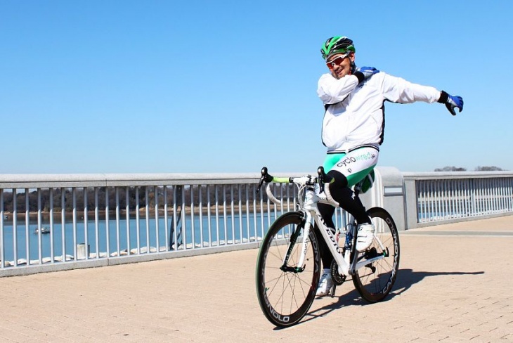 抜けるような青空が眩しい。自転車ってイイモンである。