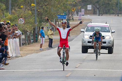 アジア選手権エリート男子　2人でのゴールスプリントを制した新城幸也（ユーロップカー）が両手を広げる