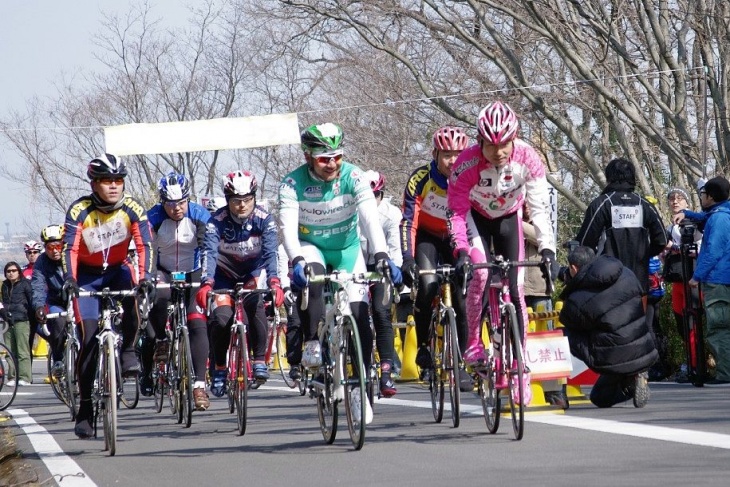 浅田監督と並んでコースに流れ込んで行く。