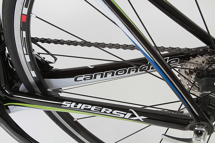 向こう側に「cannondale」手前に「SUPER SIX」見え方を計算されつくしたグラフィックが施される