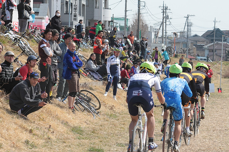 河川敷ので手で観戦。クラスAの先頭列車が猛スピードで走る