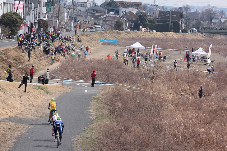 浅川の河川敷に造成されたクロス会場