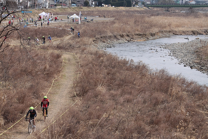 コースのすぐ横を多摩川の支流、浅川が流れる