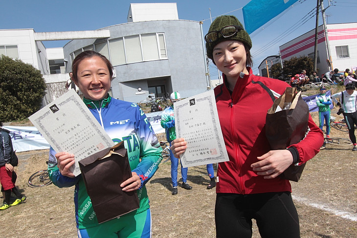 優勝の吉田千春子（右）と2位の菅澤隆美（W.V.OTA）