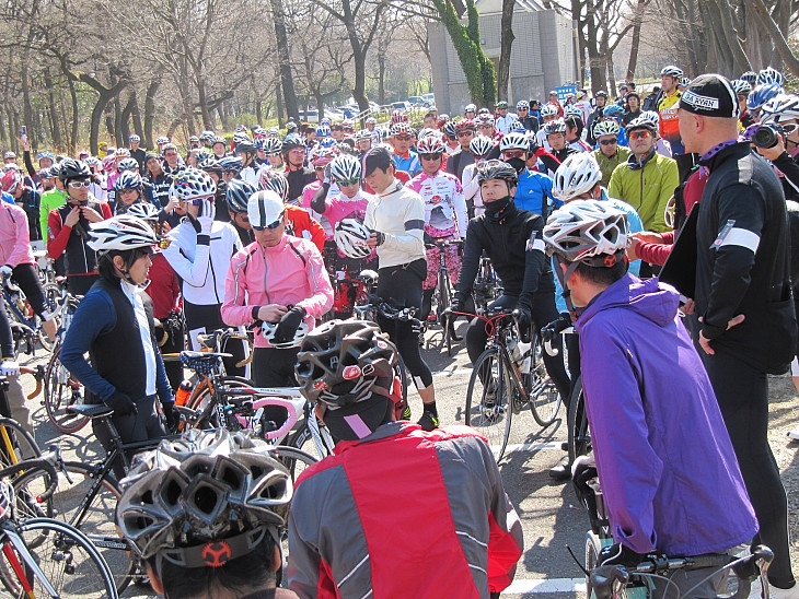 の荒川、秋ヶ瀬運動公園の羽倉橋駐車場には300人のサイクリストが集まった