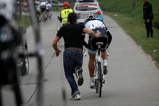 素早くバイク交換したファビアン・カンチェラーラ（スイス、レオパード・トレック）