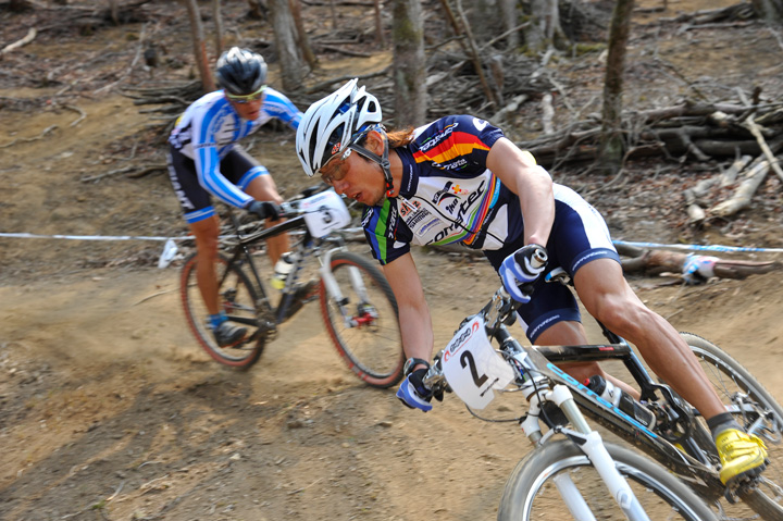 2周目から終始パックで走る斉藤亮（TEAM CORRATEC）と門田基志（TEAM GIANT）