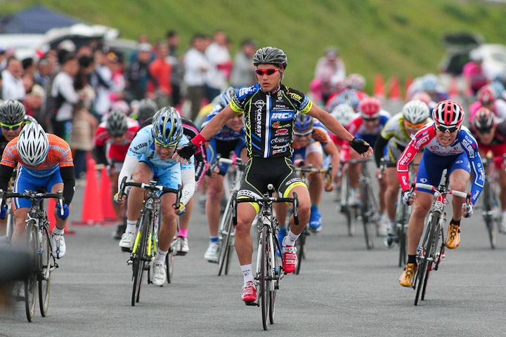 E1決勝　ゴール、藤岡徹也（TEAM FONDRIEST）が優勝