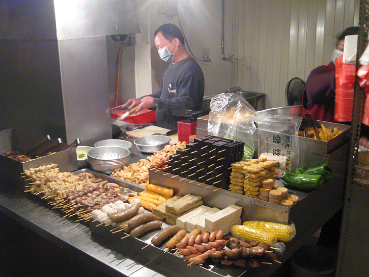 地元屋台の串あげ屋さん。はじめて見る食材やなかなか食べる勇気がでなかったものも。でも見た目よりはるかに美味しかった！