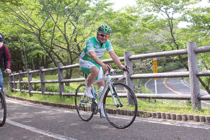 新緑が眩しい多摩湖サイクリングロード。