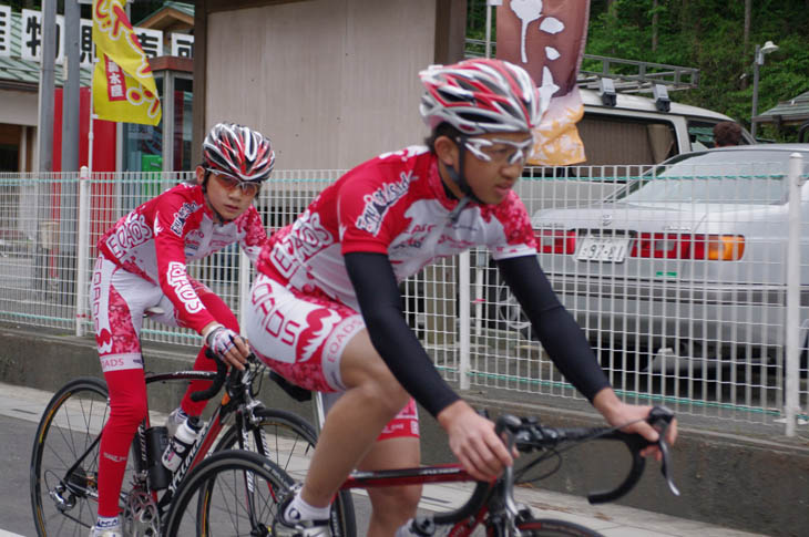 石上優大選手（写真奥）と谷口正洋選手