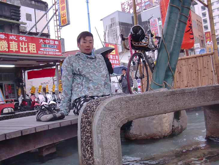 駅前で食事を済ませ、汽車の時間までしばし足湯でくつろぎタイム