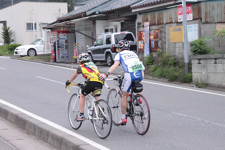 お父さんにサポートされ、最後の登りに挑む