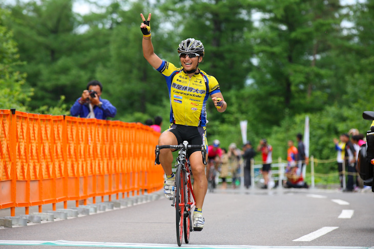 連覇を達成した山本元喜（鹿屋体育大学）がVサインでゴール