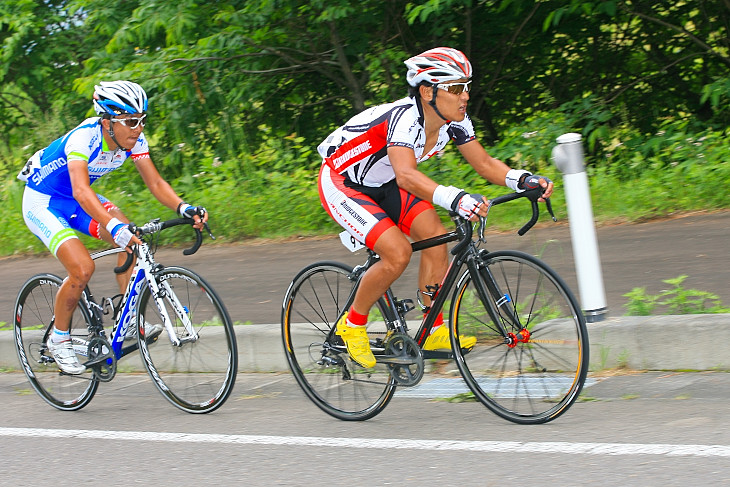 清水都貴（ブリヂストンアンカー）と西薗良太（シマノレーシング）が抜け出る