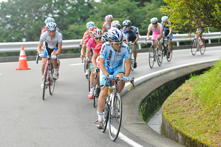 序盤に集団を引く山口博久（ACQUA TAMA）