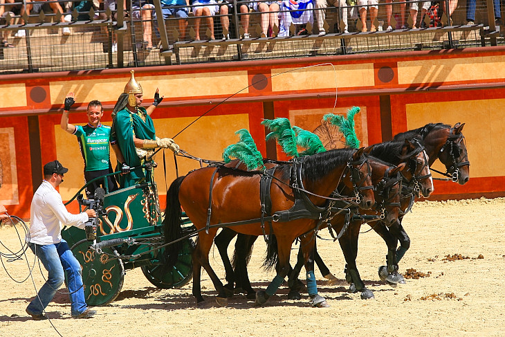 馬車に乗って登場したのはフランス選手の代表的存在、トマ・ヴォクレール！